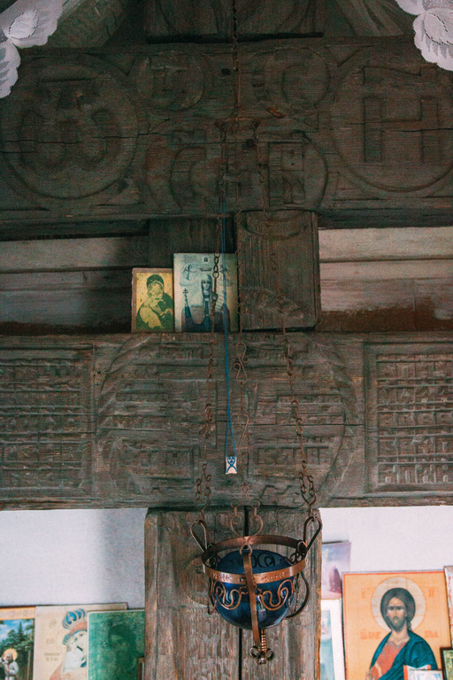 Поклонный крест и часовня-пенал в деревне Татчелица)